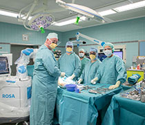 Prof. Dr. Christoph Lohmann, Direktor der Orthopädischen Universitätsklinik Magdeburg (links im Bild), gemeinsam mit seinem Team während der 100. Rose Knee-Operation an der Universitätsmedizin Magdeburg.
